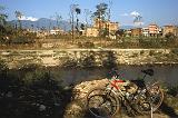 476_Met de fiets langs de Bishnumati, Kathmandu